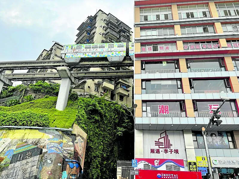 Los metros de la estación de Liziba (izquierda) paran entre los pisos del 6º al 8º de este edificio de viviendas.