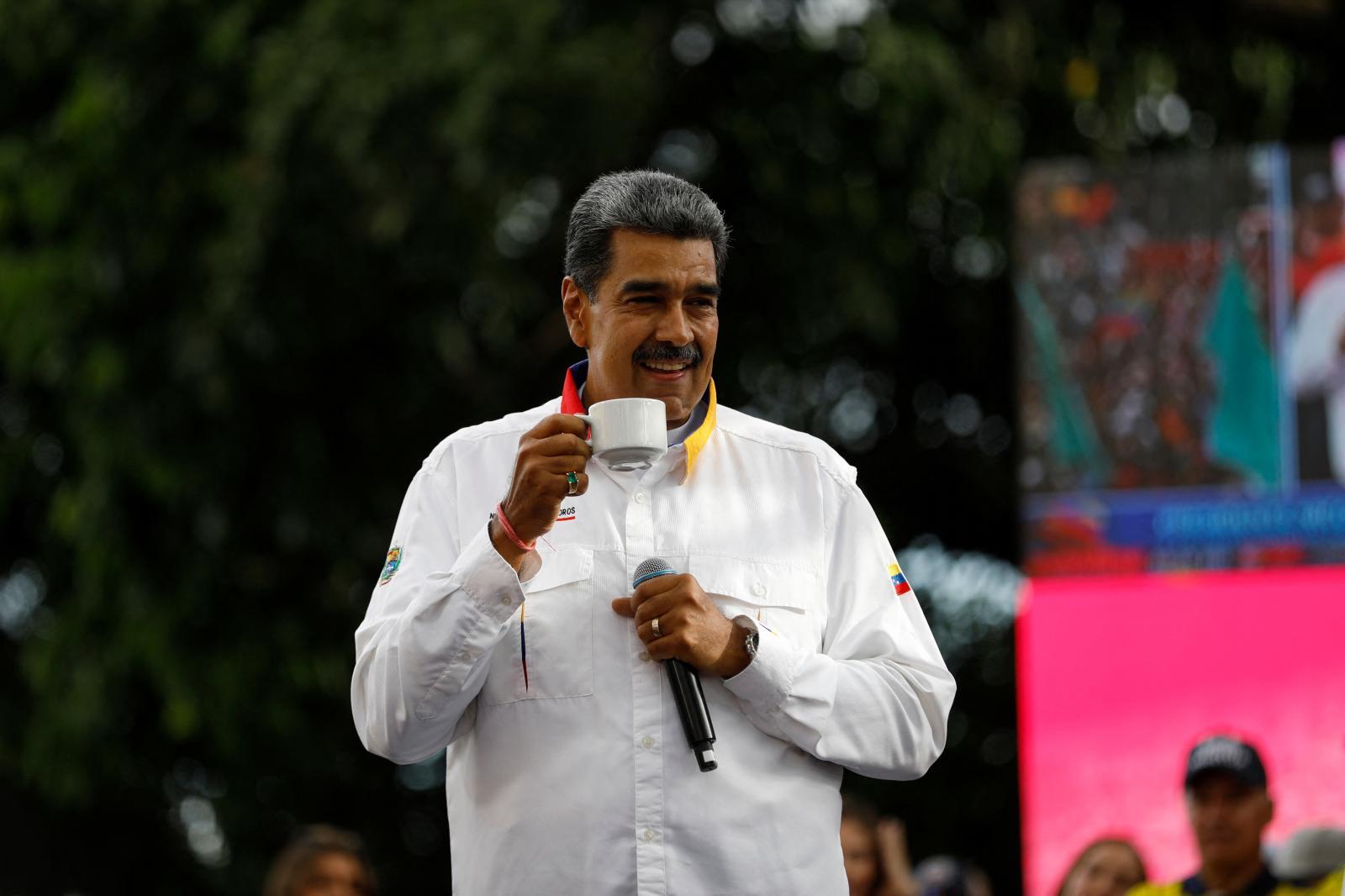 Maduro se toma un respiro en el multitudinario mitin del sábado en Caracas.