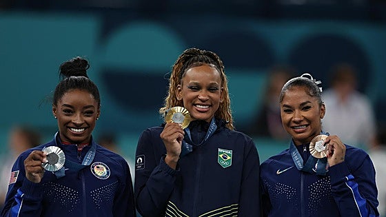 Biles baja a la tierra: plata en el ejercicio de suelo