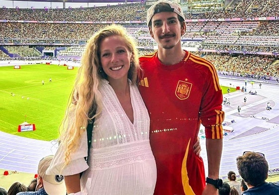 El matrimonio posa en el estadio de Saint Denis, donde se disputa el atletismo.