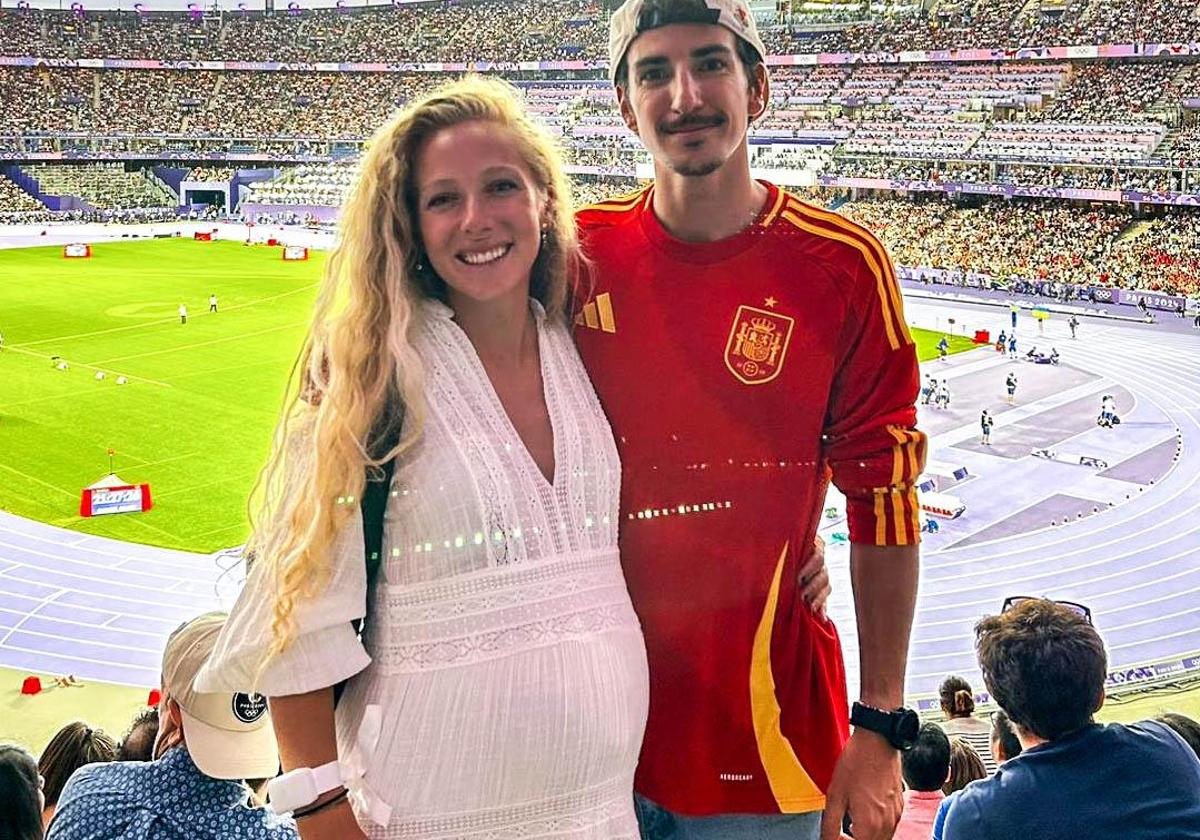 El matrimonio posa en el estadio de Saint Denis, donde se disputa el atletismo.