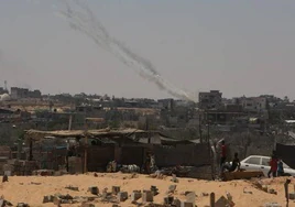 Vista de un cohete lanzado desde Gaza hacia Israel.