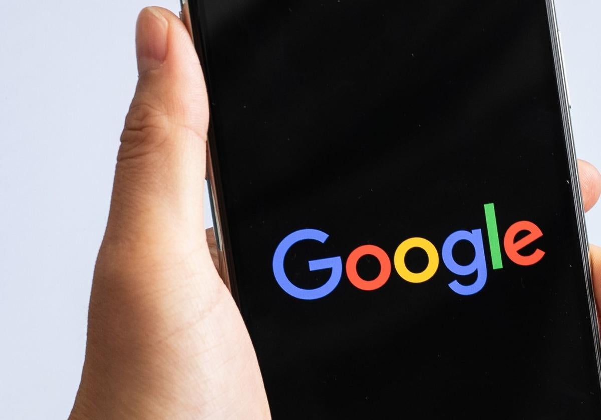 Un teléfono móvil con el logo de Google.