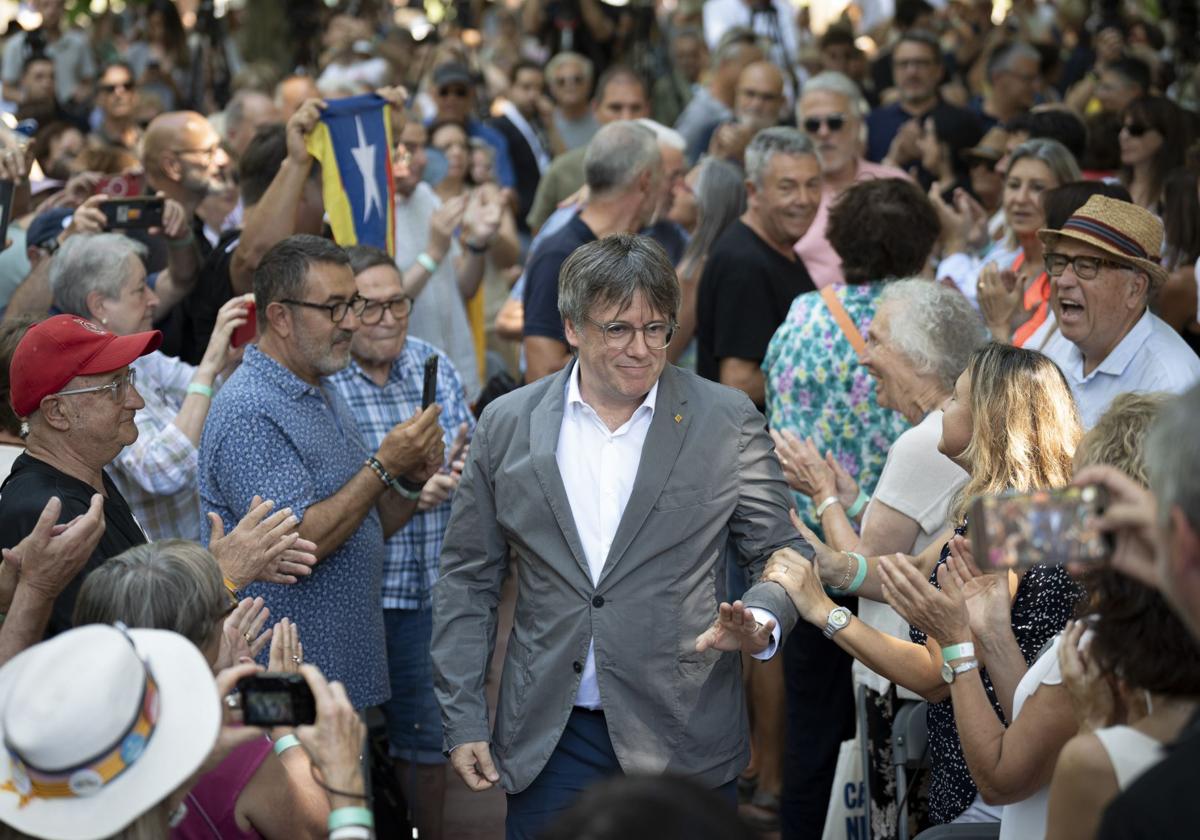 El expresident Puigdemont saluda a los militantes a los que reunió el 27 de julio en Francia, a una treintena de kilómetros de la frontera.