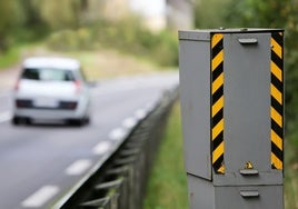 Un radar ubicado en una carretera española.