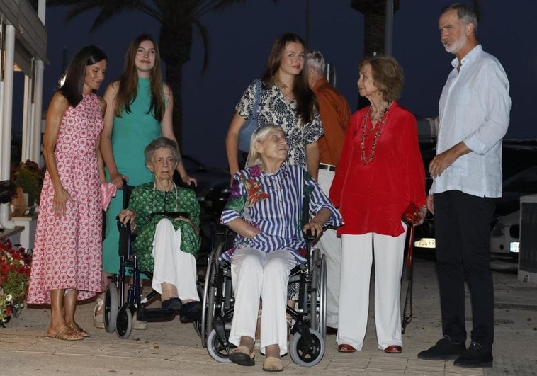 Felipe VI y la reina Letizia, acompañados por sus hijas, doña Sofía, y su hermana Irene de Grecia (3i).