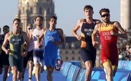 Alberto González, uno de los competidores, encabeza un grupo durante la carrera a pie.