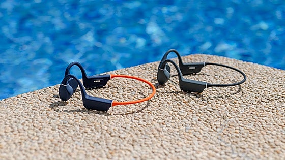 Auriculares resistentes al agua: no te quedes sin música mientras nadas