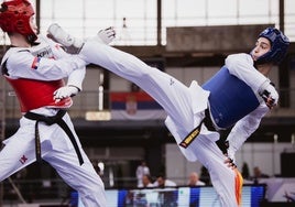 Adrián Vicente, de azul, lanzando una patada en un combate del Campeonato de Europa de taekwondo