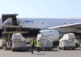 Un avión de la OMS descarga medicinas en el aeropuerto de Beirut en prevención de un conflicto bélico regional.