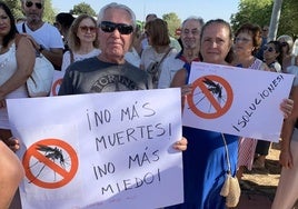 Vecinos de una de las poblaciones afectadas por el brote se concentraron el lunes para pedir medidas contra los mosquitos transmisores de esta enfermedad.