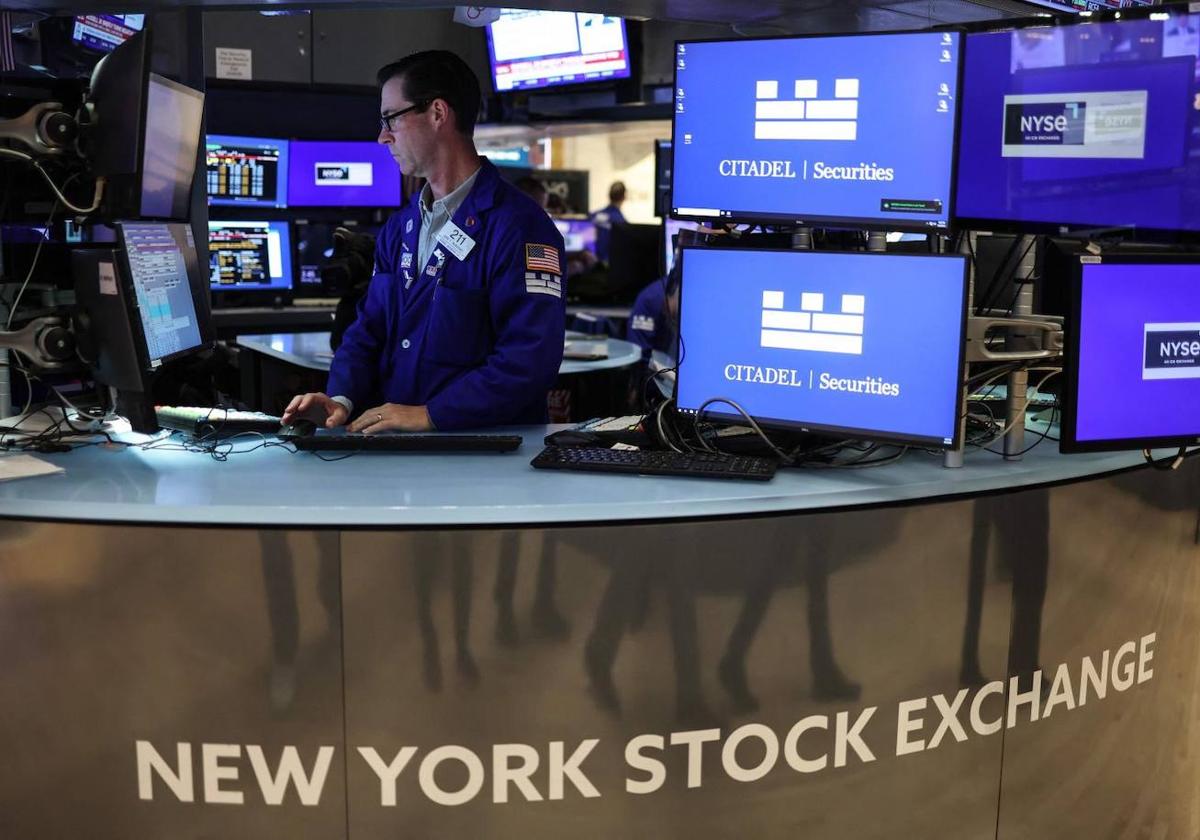 Un operador en la Bolsa de Nueva York.