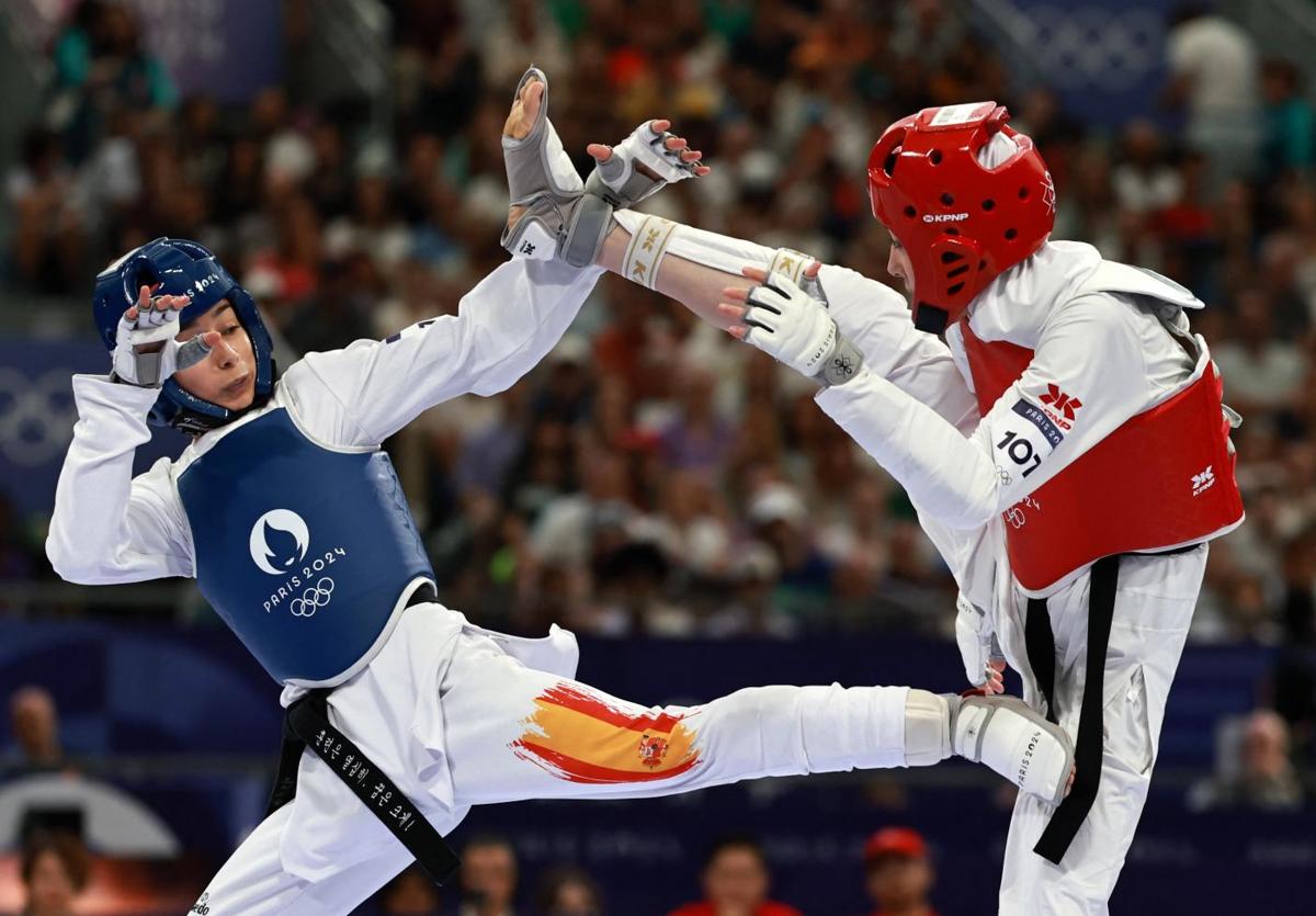 Adriana Cerezo, durante su combate con la iraní Mobina Nematzadeh.