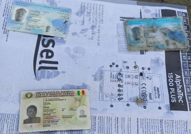 Documentos de identidad encontrados en el barco.