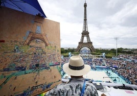 Peter Spens observa junto a su cuadro la instalación de volley y la impresionante figura de la Torre Eiffel