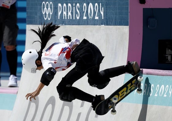 Haohao Zheng, de 11 años, compitiendo en skate park en París 2024.