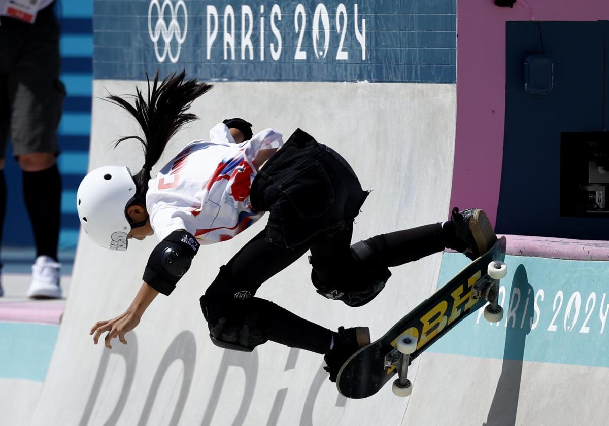 Haohao Zheng, de 11 años, compitiendo en skate park en París 2024.