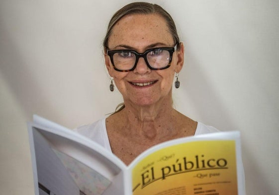 Laura, con un libro de Federico García Lorca