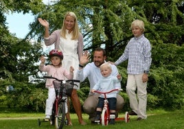 Mette-Marit y Haakon, con sus dos hijos en común y Marius Borg Høiby -a la derecha de la imagen-.