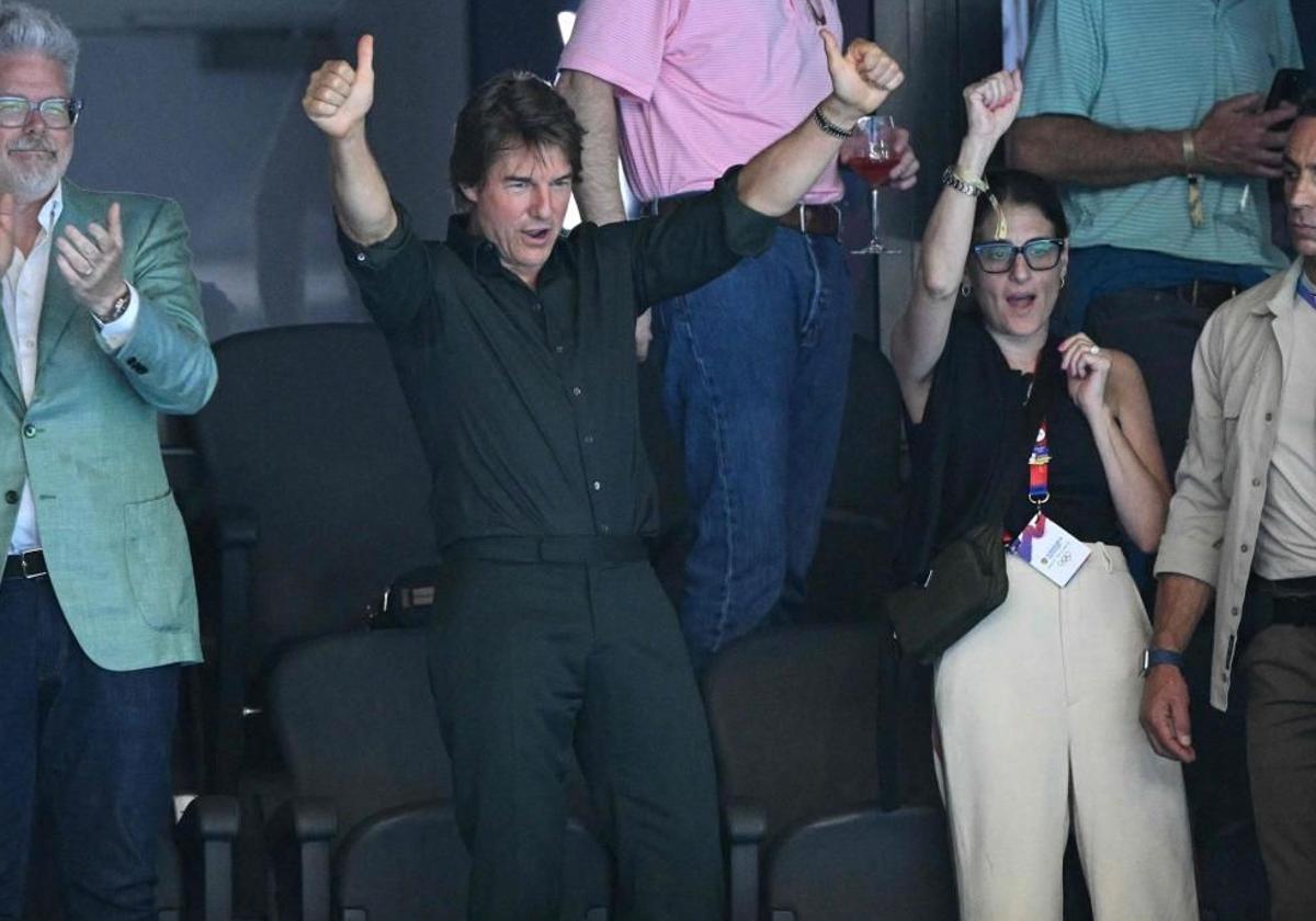 Tom Cruise durante la carrera femenina de 4x100 en los Juegos de París.