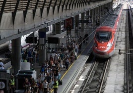 Un tren de Iryo en la estación de Sevilla.