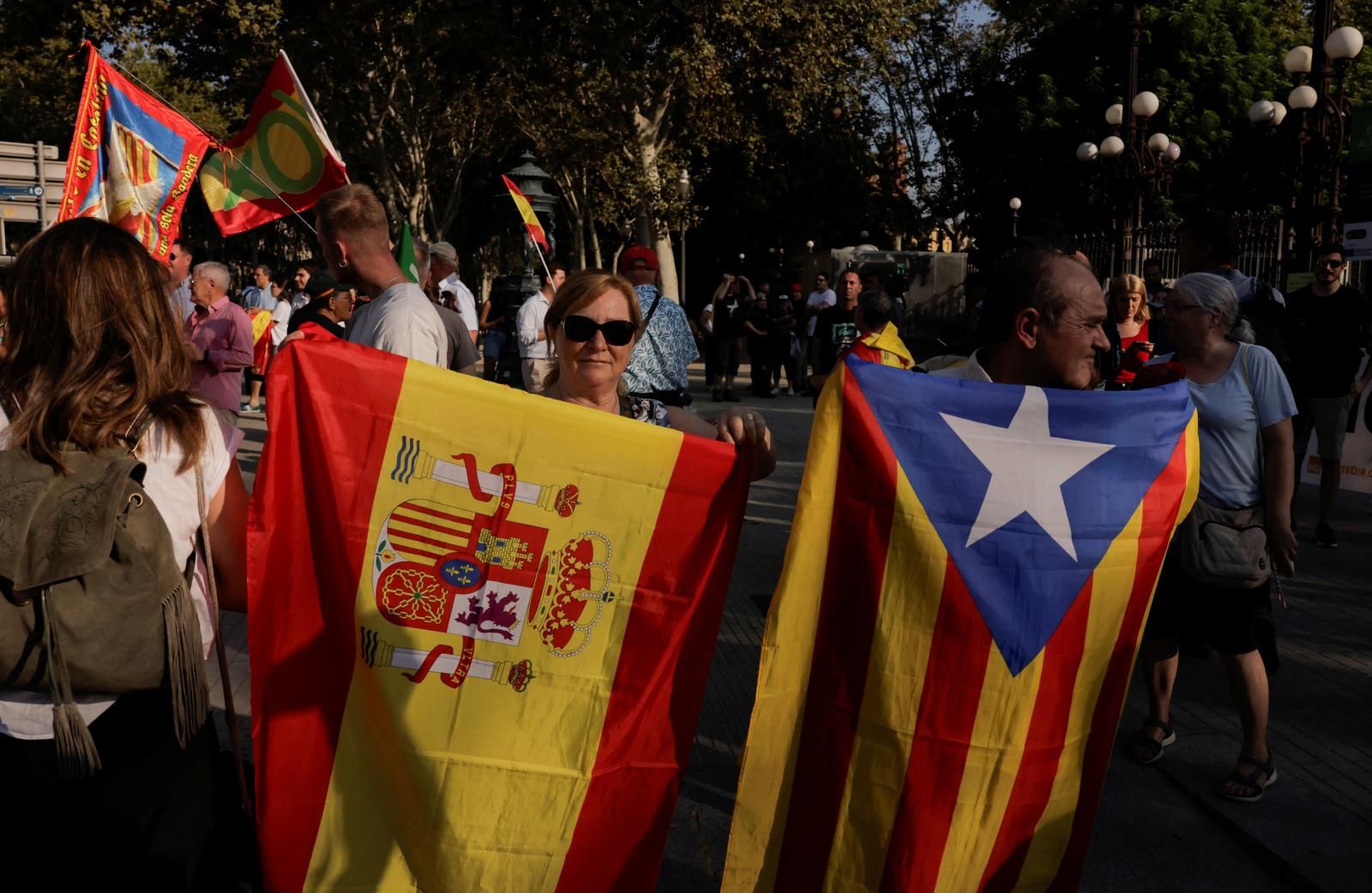 Un grupo de personas convocadas por Vox se han concentrado para protestar por la llegada de Puigdemont con gritos de «Puigdemont a prisión» y «España no se vende, España se defiende».