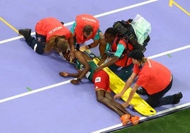 El etíope Girma, consciente tras su dura caída en la final de los 3.000 metros obstáculos