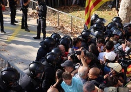 Seguidores de Puigdemont tratar de entrar en el parque de la Ciudadela donde se ubica el Parlament.
