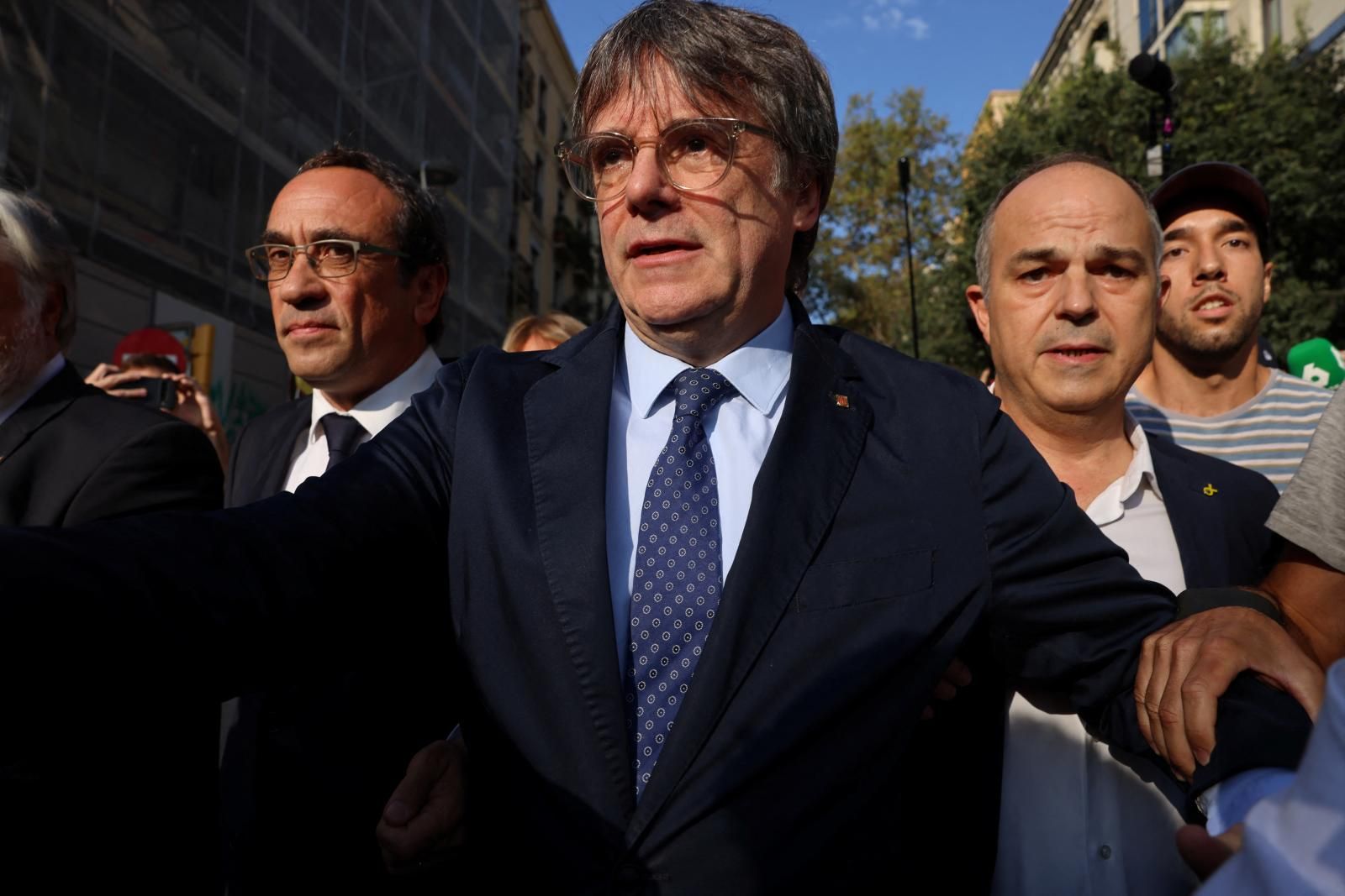 Puigdemont ha cumplido su promesa de volver del extranjero para la histórica sesión de este jueves, pero no se ha dejado capturar a las puertas de la cámara, como parecía que iba a ocurrir, ya que antes se ha esfumado entre la multitud.