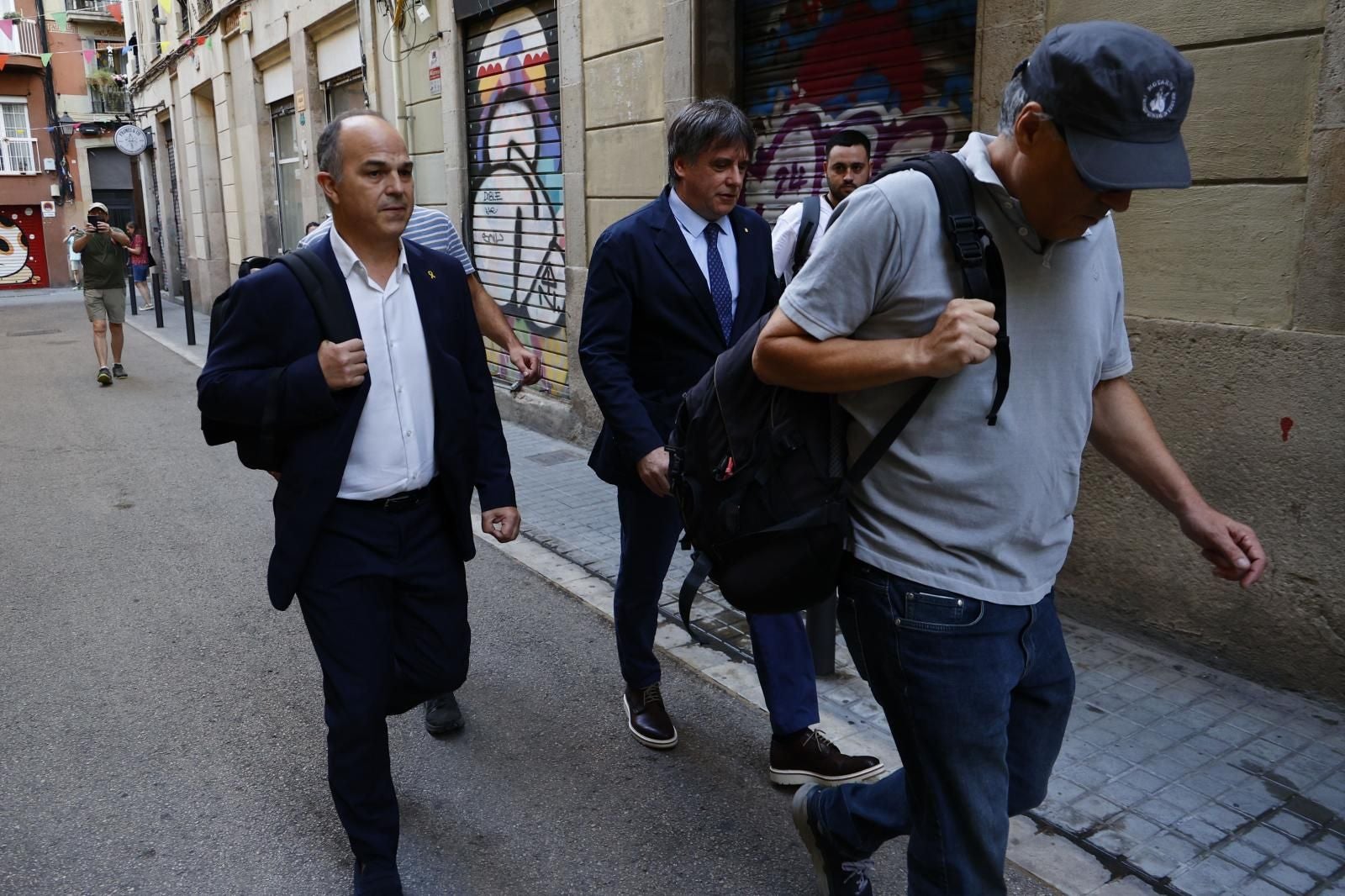 La nueva fuga de Puigdemont convierte en un esperpento la investidura de Illa
