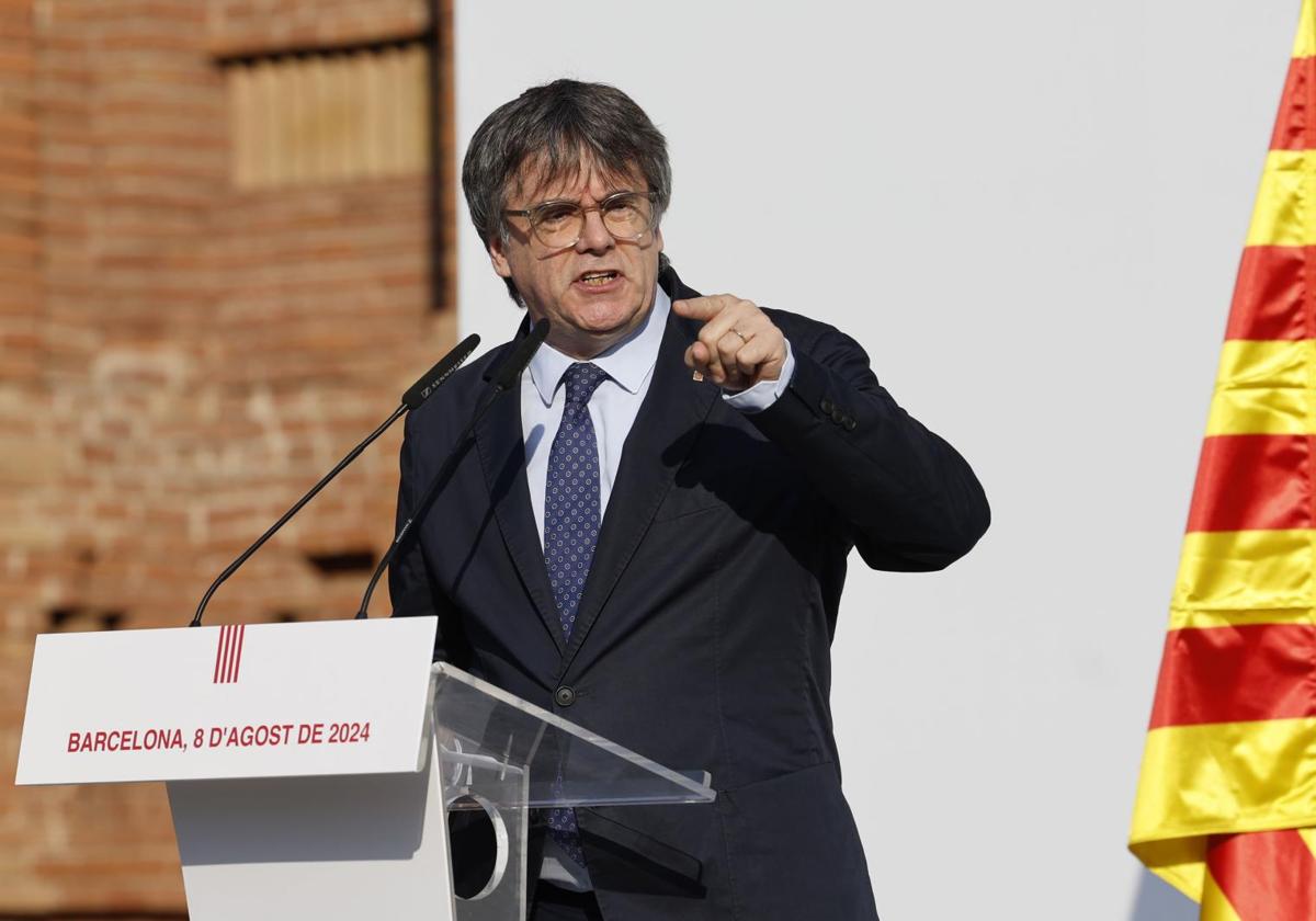 El expresidente catalán Carles Puigdemont interviene en el acto de bienvenida para el que miles de independentistas se congregan en el paseo Lluís Companys de Barcelona