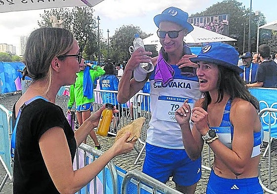 «No podía dejar que te fueras con hambre de aquí». La atleta se sorprende cuando la periodista le ofrece el cruasán y un zumo. «¡Es justo lo que necesito ahora mismo!»