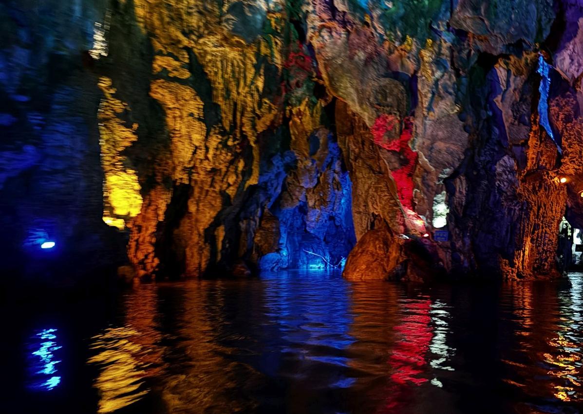 Imagen secundaria 1 - La cueva del Palacio del Dragón y la cascada de Huanggusoshu.