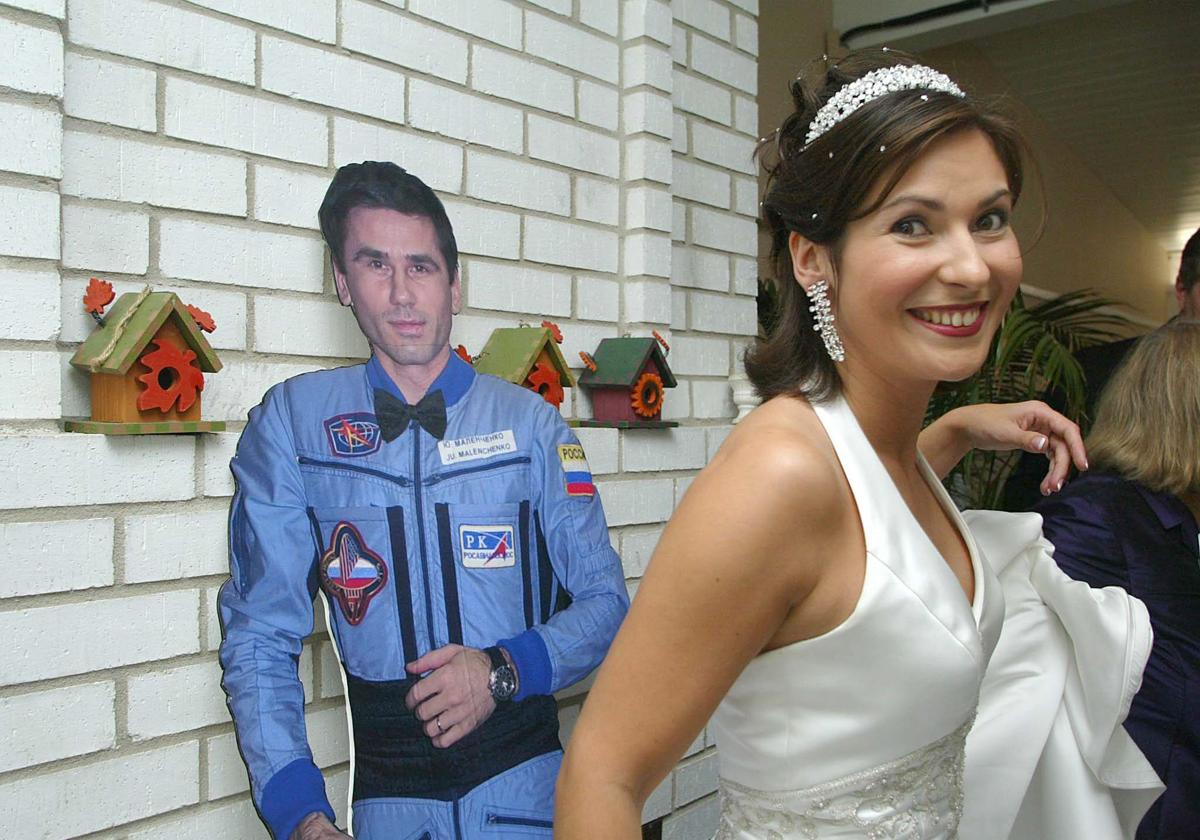 Ekaterina con su 'marido' en la primera boda espacial