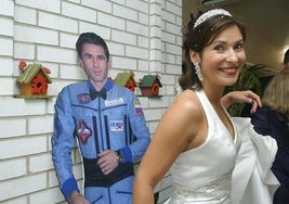 Ekaterina con su 'marido' en la primera boda espacial