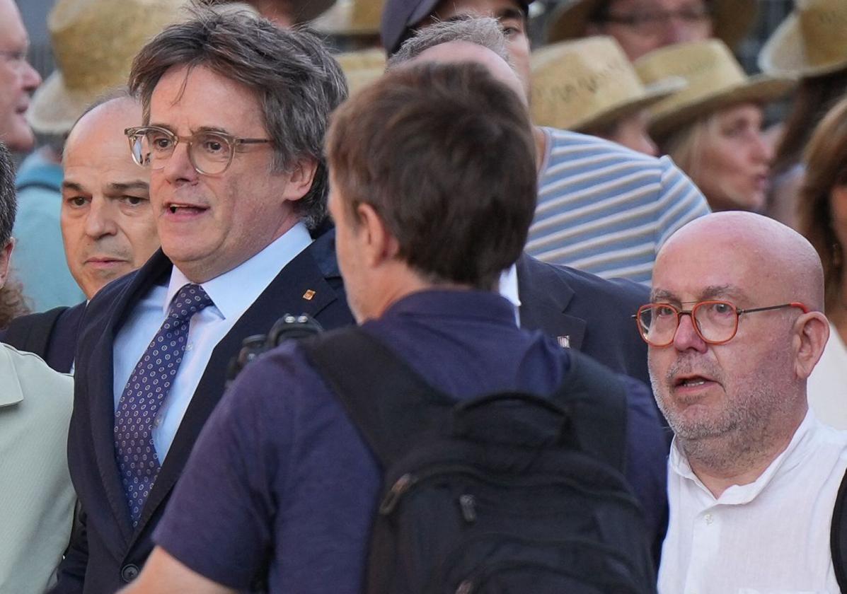 Carles Puigdemont y Gonzalo Boye, ayer en las calles de Barcelona