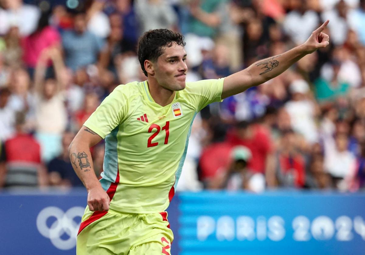 Sergio Camello celebra el primero de los dos goles que le marcó a Francia.