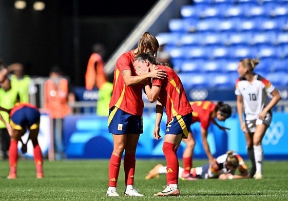 Las jugadoras españolas, abatidas.