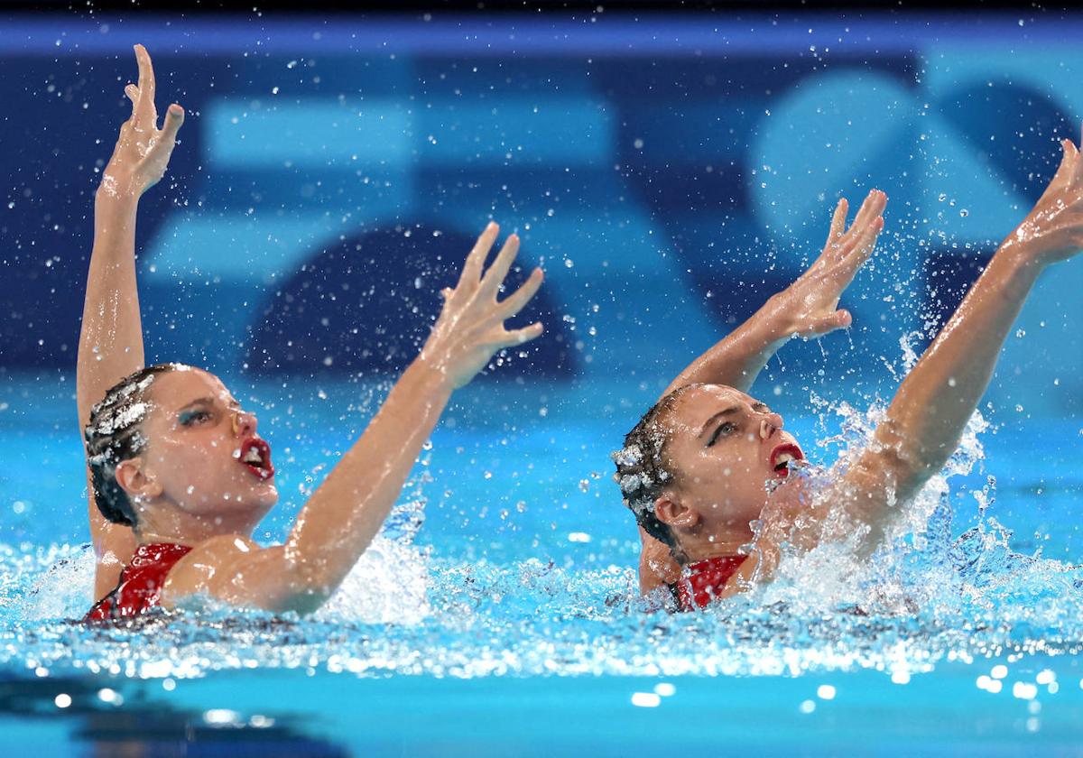 El dúo español estará en la final de natación artística tras una nueva exhibición de China