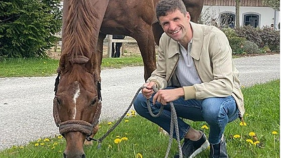 El futbolista del Bayern de Múnich Thomas Müller gana un oro olímpico con su caballo