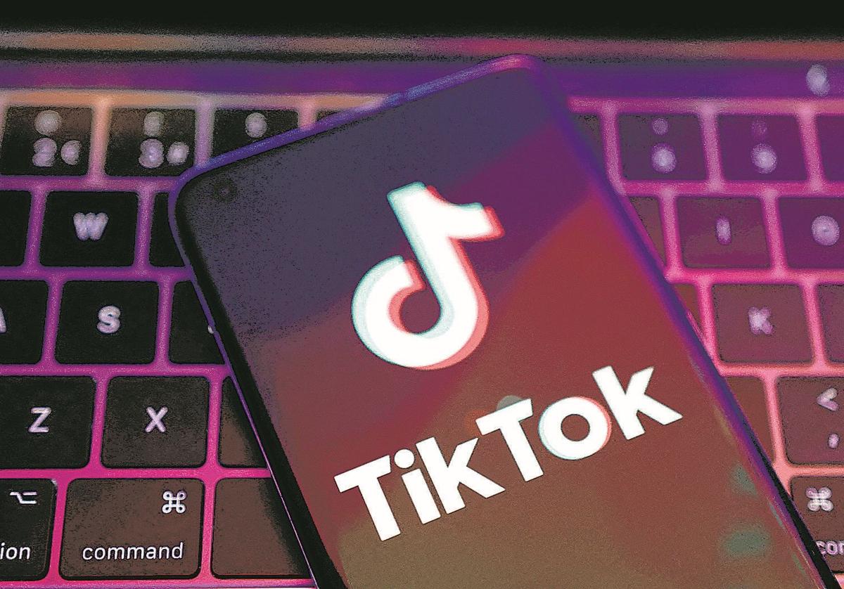 Un móvil con el logo de Tik Tok, la red social competencia de Instagram.