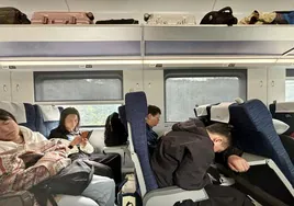 Pasajeros en tren bala hacia Kunming. Algunos aprovechan el trayecto para leer o para dormir en posiciones imposibles.