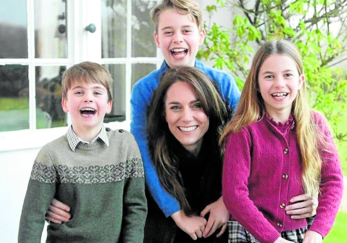 La fotografía intervenida de la princesa de Gales y sus hijos.