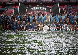 Los jugadores del Manchester City celebran su título en la Community Shield.