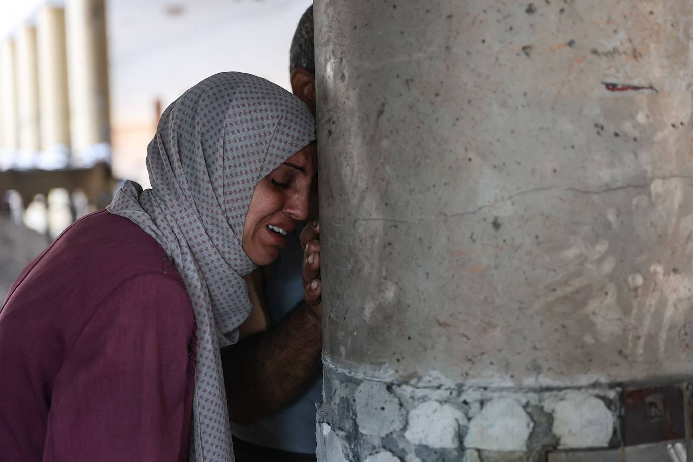 Imagen secundaria 1 - Ataque israelí sobre una escuela en Gaza que servía como refugio