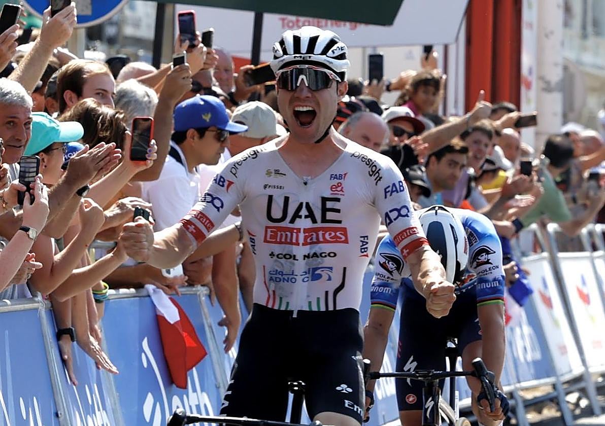 Hirschi, exultante, celebra la victoria con Alaphilippe en segundo plano.