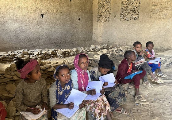 En la aldea de Aseraw, fronteriza con la región de Afar, unos niños se preparan para estudiar a pesar de las duras condiciones.