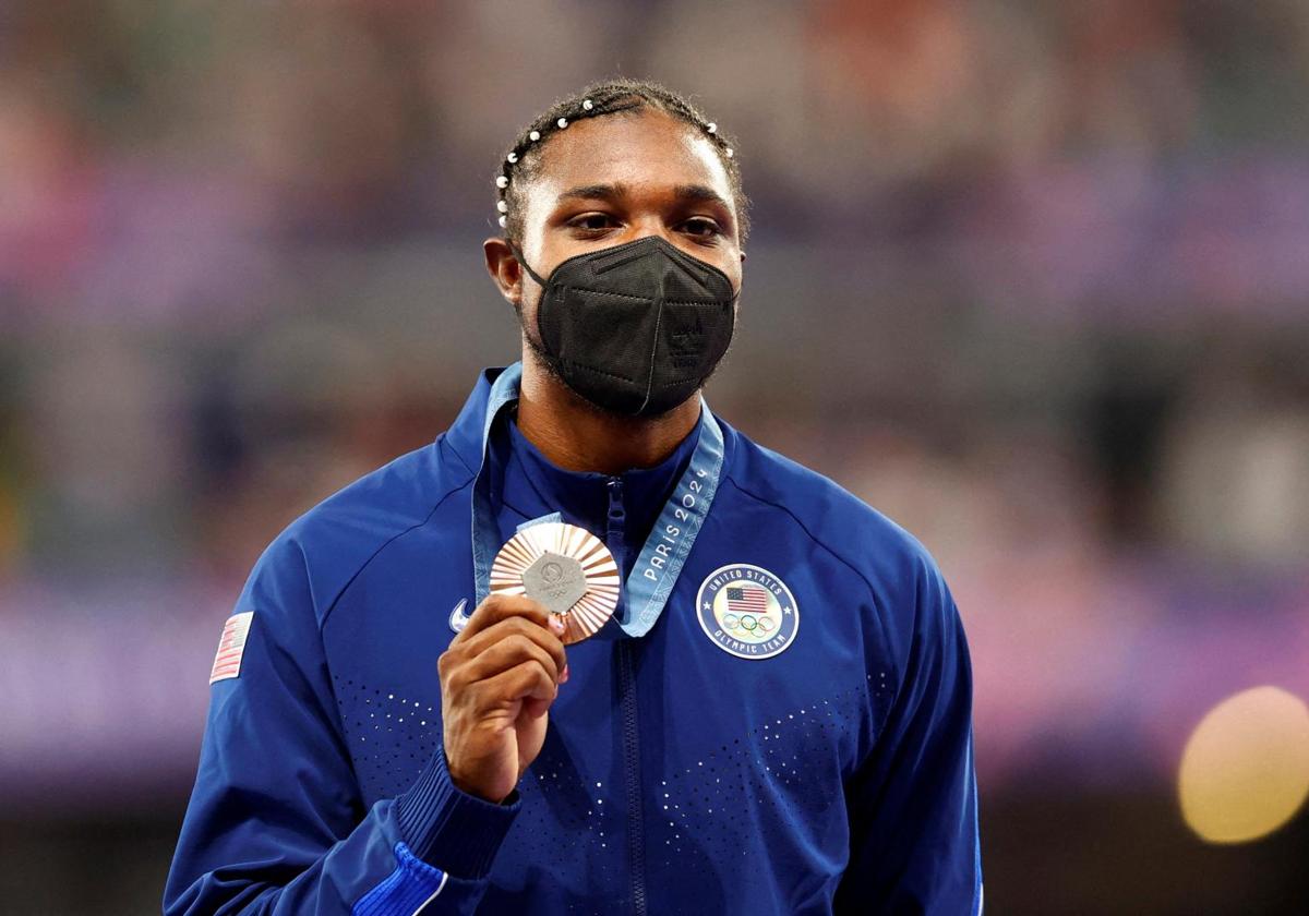 Noah Lyles recibió la medalla de bronce en los 200 metros con una mascarilla tras contagiarse.