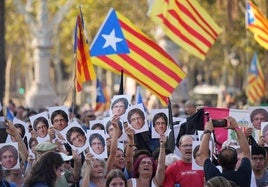 Seguidores de Puigdemont, con esteladas y cartulinas con su rostro,este jueves en el paseo de Lluís Companys.