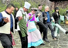 Los naxi nos enseñan a bailar sus danzas con suerte desigual